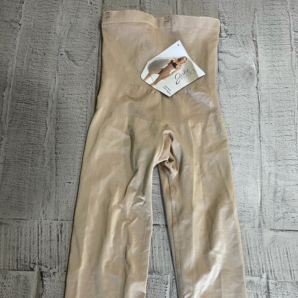 NWT shape wear, high waist, capri length. Runs small!